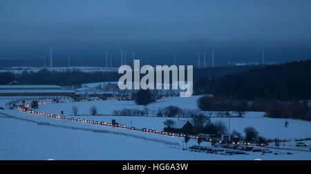 Burkau, Allemagne. Jan 04, 2017. Sauvegarde de la circulation sur la route de Kamenz, près de l'autoroute A4 Burkau rampe dans, l'Allemagne, 04 janvier 2017. Les embouteillages est produite sur la route et autoroute A4 à la suite de la pluie verglaçante et de neige. Photo : Rocci Klein/dpa-Zentralbild/dpa/Alamy Live News Banque D'Images