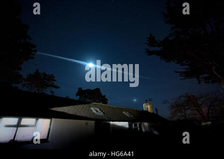 La lune et la planète Vénus visible dans le ciel nocturne comme un avion traînée de vapeur passe devant la lune, Flintshire, au Pays de Galles Banque D'Images