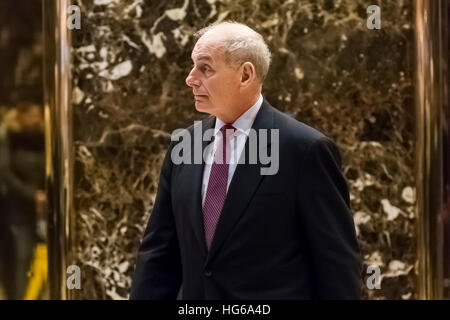 United States Secretary of Homeland Security désigné le général John F. Kelly est vu quitter un ascenseur dans le hall de Trump Tower à New York, NY, USA le 3 janvier 2017. Credit : Albin Lohr-Jones/MediaPunch /CNP via Piscine Banque D'Images