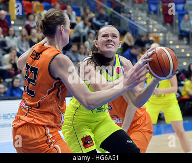 Prague, République tchèque. Jan 04, 2017. De gauche Kathrin Ress de Schio et Sonja Petrovicova de l'USK Praha en action lors de la Ligue des Champions féminine de basket-ball un groupe 7ème tour : ZVVZ USK Praha contre Schio à Prague, République tchèque, le 4 janvier 2017. © Katerina Sulova/CTK Photo/Alamy Live News Banque D'Images