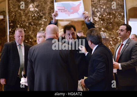 New York, USA. 4 janvier, 2017. Un homme parle en espagnol, car il est titulaire d'une carte des États-Unis avec une section intitulée 'Mexique' en 1830 comme une protestation apparente dans le hall de la Trump Tower à New York, NY, le 4 janvier 2017. Credit : MediaPunch Inc/Alamy Live News Banque D'Images