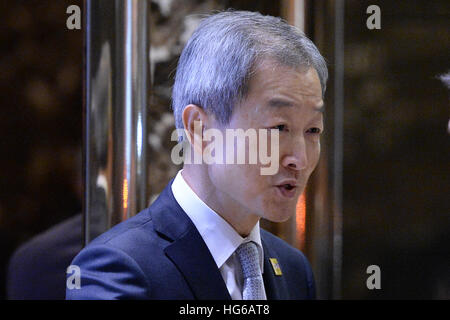 New York, USA. 4 janvier, 2017. Ahn Ho-young, l'ambassadeur de Corée du Sud aux États-Unis, vu dans le hall de la Trump Tower à New York, NY, le 4 janvier 2017. Credit : MediaPunch Inc/Alamy Live News Banque D'Images