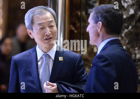 New York, USA. 4 janvier, 2017. Ahn Ho-young (l), l'ambassadeur de Corée du Sud aux États-Unis, parle avec le lieutenant général à la retraite Michael Flynn, président élu de l'atout de Donald's pick pour conseiller à la sécurité nationale, dans le hall de la Trump Tower à New York, NY, le 4 janvier 2017. Credit : MediaPunch Inc/Alamy Live News Banque D'Images