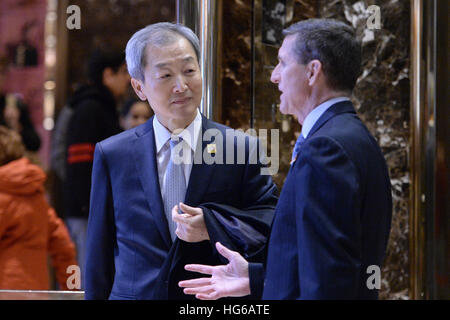 New York, USA. 4 janvier, 2017. Ahn Ho-young (l), l'ambassadeur de Corée du Sud aux États-Unis, parle avec le lieutenant général à la retraite Michael Flynn, président élu de l'atout de Donald's pick pour conseiller à la sécurité nationale, dans le hall de la Trump Tower à New York, NY, le 4 janvier 2017. Credit : MediaPunch Inc/Alamy Live News Banque D'Images