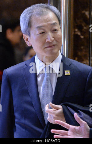 New York, USA. 4 janvier, 2017. Ahn Ho-young, l'ambassadeur de Corée du Sud aux États-Unis, vu dans le hall de la Trump Tower à New York, NY, le 4 janvier 2017. Credit : MediaPunch Inc/Alamy Live News Banque D'Images