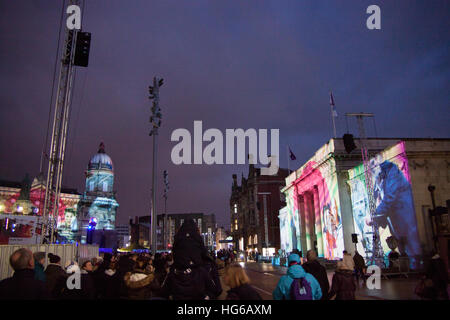 Hull, Royaume-Uni. 4 janvier, 2017. Coque uk city of culture 2017 à Hull fait événement d'ouverture montrant phares sur les bâtiments publics et des installations dans des boutiques 4 janvier 2017 Crédit : Trevor r a dingle/Alamy live news Banque D'Images