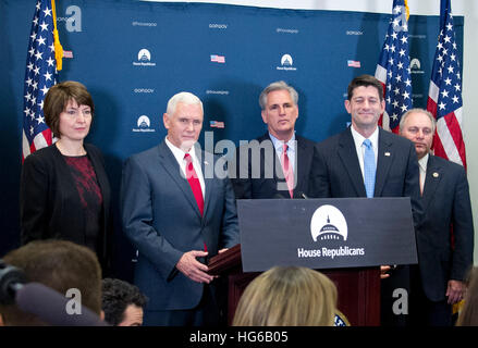 Washington, USA. Jan 04, 2017. United States House Leadership républicain s'adresse aux journalistes après sa rencontre avec le Vice-président américain élu Mike Pence sur leurs plans d'abroger la Loi sur les soins abordables (ACA) dans le Capitole à Washington, DC le mercredi, Janvier 4, 2017. Dpa : Crédit photo alliance/Alamy Live News Banque D'Images