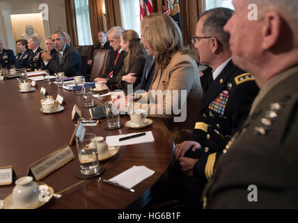 Washington, USA. Jan 04, 2017. Le président des États-Unis Barack Obama parle aux médias qu'il rencontre avec les chefs d'état-major et les commandants de combat dans la salle du Cabinet à la Maison Blanche à Washington, DC, le 4 janvier 2017. Crédit : Kevin Dietsch/Piscine via CNP - PAS DE SERVICE DE FIL Foto : Kevin Dietsch/consolidé/dpa/Alamy Live News Banque D'Images