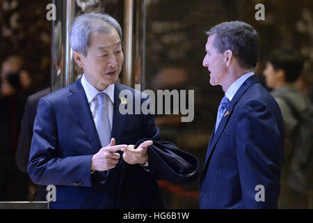 New York, NY 4 janvier 2017. Ahn Ho-young (l), l'ambassadeur de Corée du Sud aux États-Unis, parle avec le lieutenant général à la retraite Michael Flynn, président élu de l'atout de Donald's pick pour conseiller à la sécurité nationale, dans le hall de la Trump Tower à New York, NY, le 4 janvier 2017. Crédit : Anthony Behar/Piscine via CNP - PAS DE SERVICE DE FIL Foto : Anthony Behar/consolidé Nouvelles Photos/Anthony Behar - Piscine via CNP/dpa/Alamy Live News Banque D'Images