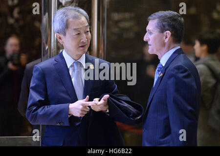 New York, NY 4 janvier 2017. Ahn Ho-young (l), l'ambassadeur de Corée du Sud aux États-Unis, parle avec le lieutenant général à la retraite Michael Flynn, président élu de l'atout de Donald's pick pour conseiller à la sécurité nationale, dans le hall de la Trump Tower à New York, NY, le 4 janvier 2017. Crédit : Anthony Behar/Piscine via CNP - PAS DE SERVICE DE FIL Foto : Anthony Behar/consolidé Nouvelles Photos/Anthony Behar - Piscine via CNP/dpa/Alamy Live News Banque D'Images