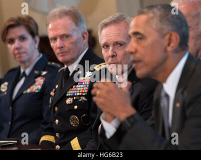 Washington, USA. Jan 04, 2017. Le Secrétaire de la marine des États-Unis Ray Mabus écoute, le président américain Barack Obama parle aux médias qu'il rencontre avec les chefs d'état-major et les commandants de combat dans la salle du Cabinet à la Maison Blanche à Washington, DC, le 4 janvier 2017. Crédit : Kevin Dietsch/Piscine via CNP - PAS DE SERVICE DE FIL Foto : Kevin Dietsch/consolidé Nouvelles Photos/Kevin Dietsch - Piscine via CNP/dpa/Alamy Live News Banque D'Images