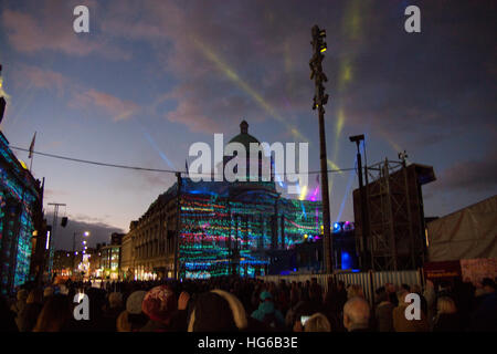 Hull, Royaume-Uni. 4 janvier, 2017. Coque uk city of culture 2017 à Hull fait événement d'ouverture montrant des projections sur les bâtiments publics la reine Victoria Square 4 janvier, 2017. crédit : Trevor r a dingle/Alamy live news Banque D'Images