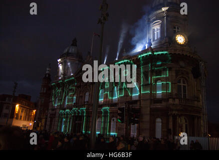 Hull, Royaume-Uni. 4 janvier, 2017. 'Nous sommes' Hull Hull UK City of Culture 2017 à Hull fait événement d'ouverture montrant des projections sur les bâtiments publics la reine Victoria Square 4 Janvier, 2017. Crédit : Trevor R A Dingle/Alamy Live News Banque D'Images