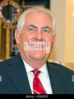 Secrétaire d'État des États-Unis désigné Rex Tillerson comme il nous rencontre le sénateur Chris Coons (démocrate du Delaware) dans Coons' la colline du Capitole à Washington, DC le mercredi, Janvier 4, 2016. Credit : Ron Sachs/CNP /MediaPunch Banque D'Images