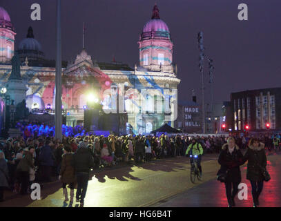 Hull, Royaume-Uni. 4 janvier, 2017. Coque uk city of culture 2017 à Hull fait événement d'ouverture montrant des projections sur les bâtiments publics la reine Victoria Square 4 janvier, 2017. crédit : Trevor r a dingle/Alamy live news Banque D'Images