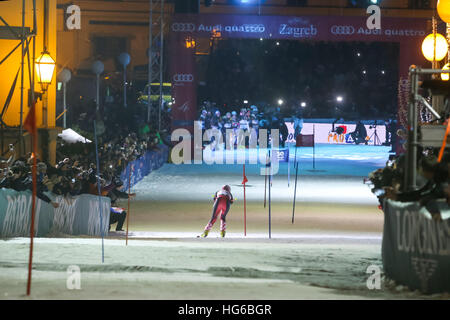 Zagreb, Croatie. 4 janvier, 2017. Une cérémonie organisée pour marquer le 50e anniversaire de la Coupe du Monde FIS de ski alpin. Compétition de ski de l'ensemble des vainqueurs de la Coupe du monde sur la pente de ski dans la rue Bakaceva, sur la route de la cathédrale de la place principale. Janica Kostelic ski. Credit : PhotoJa/Alamy Live News Banque D'Images