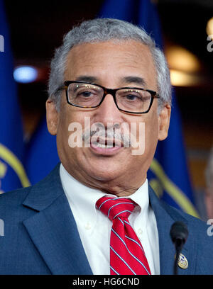 Représentant des États-Unis Bobby Scott (démocrate de Virginie) rend les commentaires comme le leadership démocratique bicaméral répond aux journalistes après leur réunion avec le président américain Barack Obama à des stratégies visant à contrer les plans de la République d'abroger la Loi sur les soins abordables (ACA) dans le Capitole à Washington, DC le mercredi, Janvier 4, 2017. Credit : Ron Sachs/CNP /MediaPunch Banque D'Images