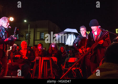 Venice, Californie, USA. 4 janvier, 2017. En Californie, aux États-Unis. john densmore (l), batteur du groupe de rock légendaire les portes regarde le guitariste Robby Krieger, portes (r), joue de la guitare à la ville de Los Angeles pour la cérémonie de proclamation de la "journée des portes", tenue à Venise, en Californie, aux États-Unis, en l'honneur de la 50e anniversaire de leur premier album, 'les portes', mettant en vedette leur percée chanson à succès "Light My Fire" publié le 4 janvier 1967. © sheri determan/Alamy live news Banque D'Images