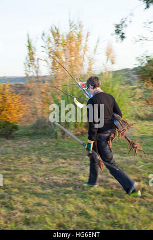 Une femme va pour planter un fruit trees in autumn Banque D'Images