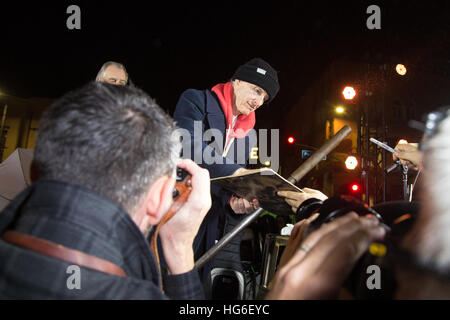 Venice, Californie, USA. 4 janvier, 2017. En Californie, aux États-Unis. Robby Krieger, guitariste du groupe de rock légendaire les portes, signe un album pour un ventilateur à la 'Journée de la cérémonie de proclamation des portes s'est tenu à Venise, en Californie, aux États-Unis, en l'honneur de la 50e anniversaire de leur premier album, 'les portes', mettant en vedette leur percée succès 'Light My Fire' publié le 4 janvier 1967. © sheri determan/Alamy live news Banque D'Images