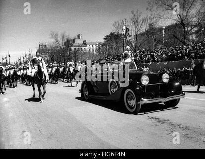 Le tableau de la propagande nazie montre le dictateur espagnol Francisco Franco (en voiture) accompagné de ses sauveteurs mauresques à Madrid, Espagne, le 01 avril 1943, lors d'un défilé en l'honneur du quatrième anniversaire de la victoire des troupes francos pendant la guerre civile espagnole. Fotoarchiv für Zeitgeschichtee - PAS DE SERVICE DE FIL - | utilisation dans le monde entier Banque D'Images