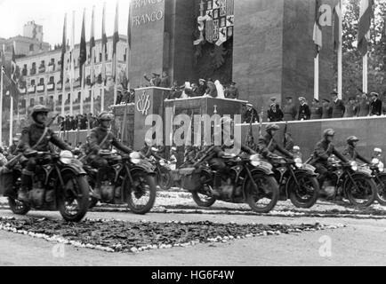 Le tableau de la propagande nazie montre la marche des automobilistes volontaires à l'occasion du grand défilé de victoire après la prise de contrôle de Franco à Madrid, Espagne, mai 1939. Fotoarchiv für Zeitgeschichtee - PAS DE SERVICE DE FIL - | utilisation dans le monde entier Banque D'Images