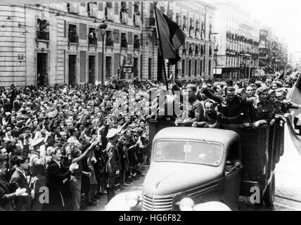 Le tableau de la propagande nazie montre l'accueil solennel des membres de la Division volontaire espagnole (Division bleue, Division Azul) de la Wehrmacht allemande par la population espagnole à Madrid, Espagne, mai 1942. Fotoarchiv für Zeitgeschichtee - PAS DE SERVICE DE FIL - | utilisation dans le monde entier Banque D'Images