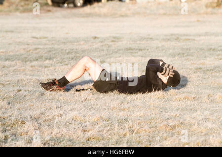 Wimbledon London,UK. 5e janvier 2017. Un homme excercizes sur frost couverts Wimbledon Common Crédit : amer ghazzal/Alamy Live News Banque D'Images