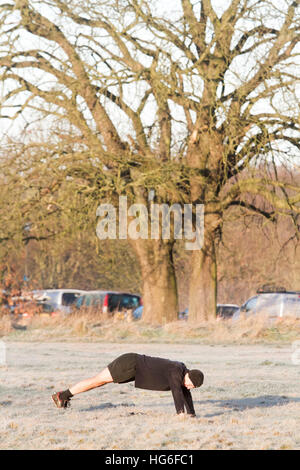 Wimbledon London,UK. 5e janvier 2017. Un homme excercizes sur frost couverts Wimbledon Common Crédit : amer ghazzal/Alamy Live News Banque D'Images