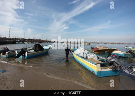 La ville de Gaza, bande de Gaza, territoire palestinien. 5Th Jan, 2017. Un pêcheur palestinien travaille sur son bateau au cours d'une manifestation contre l'attaque de la marine israélienne sur leurs collègues, dans port de Gaza, le 5 janvier 2017 © Ashraf Amra/APA/Images/fil ZUMA Alamy Live News Banque D'Images