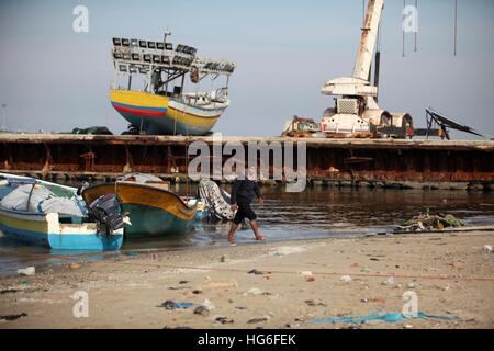 La ville de Gaza, bande de Gaza, territoire palestinien. 5Th Jan, 2017. Un pêcheur palestinien travaille sur son bateau au cours d'une manifestation contre l'attaque de la marine israélienne sur leurs collègues, dans port de Gaza, le 5 janvier 2017 © Ashraf Amra/APA/Images/fil ZUMA Alamy Live News Banque D'Images