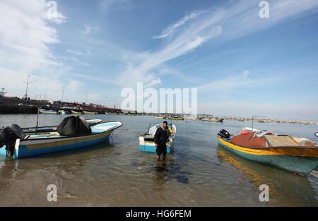 La ville de Gaza, bande de Gaza, territoire palestinien. 5Th Jan, 2017. Un pêcheur palestinien travaille sur son bateau au cours d'une manifestation contre l'attaque de la marine israélienne sur leurs collègues, dans port de Gaza, le 5 janvier 2017 © Ashraf Amra/APA/Images/fil ZUMA Alamy Live News Banque D'Images