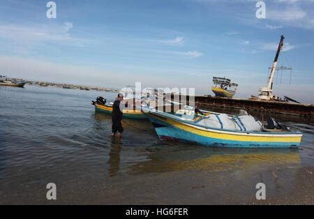 La ville de Gaza, bande de Gaza, territoire palestinien. 5Th Jan, 2017. Un pêcheur palestinien travaille sur son bateau au cours d'une manifestation contre l'attaque de la marine israélienne sur leurs collègues, dans port de Gaza, le 5 janvier 2017 © Ashraf Amra/APA/Images/fil ZUMA Alamy Live News Banque D'Images