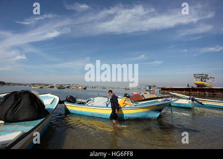 La ville de Gaza, bande de Gaza, territoire palestinien. 5Th Jan, 2017. Un pêcheur palestinien travaille sur son bateau au cours d'une manifestation contre l'attaque de la marine israélienne sur leurs collègues, dans port de Gaza, le 5 janvier 2017 © Ashraf Amra/APA/Images/fil ZUMA Alamy Live News Banque D'Images