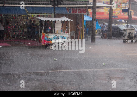 Rio de Janeiro, Brésil. 4 janvier, 2017. Après une journée très chaude, avec des températures passant de 35 degrés Celsius, de fortes pluies ont touché certaines parties de la ville de Rio de Janeiro. Dans le quartier de Madureira, dans la partie nord de la ville, où l'école de samba Portela se trouve, après la pluie, thermomètres marqués de 25 degrés Celsius, un soulagement pour un jour de tant de chaleur. Avec la pluie, les rues du quartier ont été partiellement inondées et de nombreuses personnes ont dû se rendre à l'imprévu humides pluies en fin d'après-midi. Credit : Luiz Souza/Alamy Live News Banque D'Images