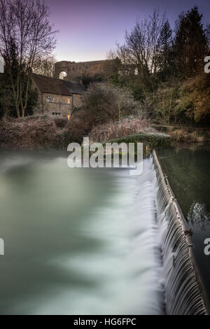 Malmesbury, Wiltshire, Royaume-Uni. 5 janvier, 2017. Royaume-uni - avec des températures de nuit tomber bien au-dessous du point de congélation, un barrage sur la rivière Avon cuit comme le soleil se lève sur la ville de Malmesbury Wiltshire. Credit : Terry Mathews/Alamy Live News Banque D'Images