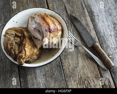 5 janvier 2017 - le pain de viande dans un bol en métal émaillé sur une vieille table en bois vieilli. Focus sélectif (crédit Image : © Igor Golovniov via Zuma sur le fil) Banque D'Images