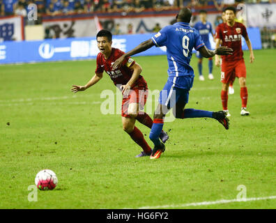 (170105) -- BEIJING, 5 janvier 2017 (Xinhua) -- l'ancien attaquant de Chelsea Demba Ba (R) avant de Shanghai Shenhua du Groenland se plante avec Sun Xiang de Shanghai EPOP, qui s'est fracturé la jambe gauche pendant leur Chinese Super League (CSL) correspondent à Shanghai, la Chine orientale, le 17 juillet 2016. (Xinhua) Banque D'Images