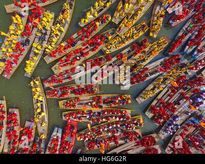 Beijing, Chine. 8Th apr 2016. Photo aérienne prise le 8 avril 2016 montre la célébration de Qintong Boat Festival à Taizhou, dans la province du Jiangsu en Chine de l'Est. © Tang Dehong/Xinhua/Alamy Live News Banque D'Images