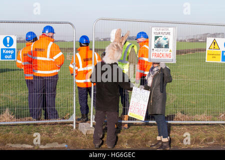 Peu d'Hôtel Lutetia, Lancashire, Royaume-Uni. 5e jan 2017. 'Hop' Il  aider à arrêter des manifestants protester de fracturation que la sécurité se déplace dans la zone fortement protégés de peu, un site de Plumpton désignés pour l'installation de quatre puits pour l'extraction de gaz de schiste par la tristement célèbre "Fracturation hydraulique". Les manifestants demander ce processus de fracturation est liée à la pollution de l'eau, de l'état de santé et les tremblements de terre. Cette controverse "Cuadrilla" fracturation site a été approuvé par les collectivités en appel au début Secrétaire Sajid Javid décembre 2016, renversant des conseils de comté de Lancashire refus précédent. © Cernan Elias/Alamy Live News Banque D'Images