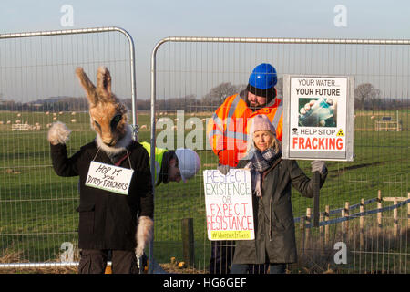 Peu d'Hôtel Lutetia, Lancashire, Royaume-Uni. 5e jan 2017. 'Hop' Il  aider à arrêter des manifestants protester de fracturation que la sécurité se déplace dans la zone fortement protégés de peu, un site de Plumpton désignés pour l'installation de quatre puits pour l'extraction de gaz de schiste par la tristement célèbre "Fracturation hydraulique". Les manifestants demander ce processus de fracturation est liée à la pollution de l'eau, de l'état de santé et les tremblements de terre. Cette controverse "Cuadrilla" fracturation site a été approuvé par les collectivités en appel au début Secrétaire Sajid Javid décembre 2016, renversant des conseils de comté de Lancashire refus précédent. © Cernan Elias/Alamy Live News Banque D'Images