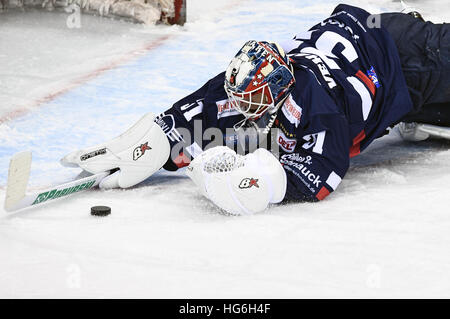 Gardien de Berlin Petri Vehanen DEL en action pendant la partie de hockey entre Eisbaeren et Berlin Augsburger Panther de la Mercedes-Benz Arena de Berlin, Allemagne, 03 janvier 2017. Photo : Soeren Stache/dpa Banque D'Images