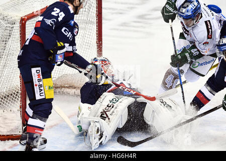 André Rankel de Berlin (L) et le gardien Petri Vehanen et Augsburg est même Trupp rivalisent pour la rondelle lors de la partie de hockey entre DEL Eisbaeren et Berlin Augsburger Panther de la Mercedes-Benz Arena de Berlin, Allemagne, 03 janvier 2017. Photo : Soeren Stache/dpa Banque D'Images