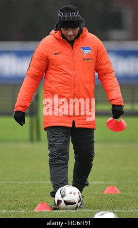 Coach Pal Dardai arrive sur le terrain pour le début de la formation avec l'équipe de Bundesliga Hertha Berlin à Berlin, Allemagne, 03 janvier 2017. Photo : Soeren Stache/dpa Banque D'Images