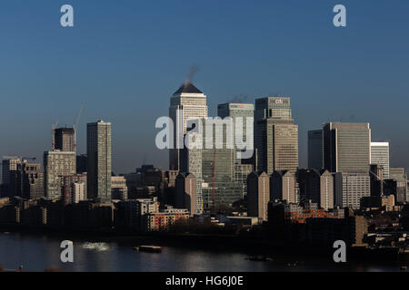 Londres, Royaume-Uni. 5 janvier, 2017. Météo France : le froid matin ensoleillé sur Canary Wharf business park bâtiment © Guy Josse/Alamy Live News Banque D'Images