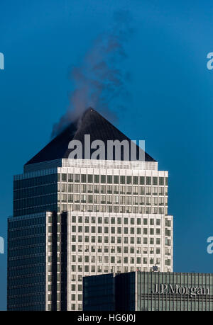 Londres, Royaume-Uni. 5 janvier, 2017. Météo France : le froid matin ensoleillé sur Canary Wharf business park bâtiment © Guy Josse/Alamy Live News Banque D'Images