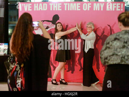 En Floride, aux États-Unis. 4 janvier, 2017. Sierra ruée de Wellington et sa grand-mère Karen Hanovre de Buffalo, New York posent pour des photos dans le hall de l'Kravis Center for the Performing Arts avant un spectacle de ''Dirty Dancing - l'histoire classique sur scène'' mercredi, Janvier 4, 2017. © Bruce R. Bennett/Le Palm Beach Post/ZUMA/Alamy Fil Live News Banque D'Images