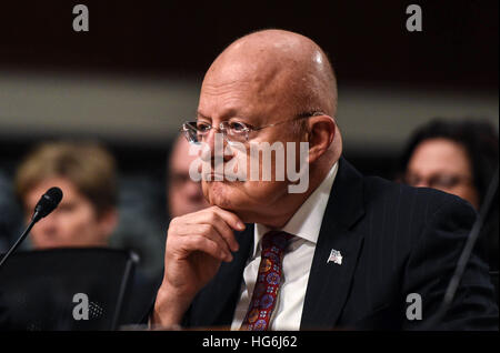 Washington, DC, USA. 5Th Jan, 2017. Directeur du renseignement national américain James Clapper témoigne devant la Commission des forces armées du Sénat au cours d'une audition sur les menaces informatiques aux États-Unis, sur la colline du Capitole à Washington, DC, États-Unis, le 5 janvier 2017. © Bao Dandan/Xinhua/Alamy Live News Banque D'Images