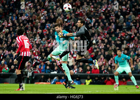 Bilbao, Espagne. 5 janvier, 2017. Gorka Iraizoz (gardien de but, Athletic Club) bloque une pousse de Gerard Pique (Defender, FC Barcelone) pendant le match de foot de la coupe du roi espagnol entre Athletic Club et le FC Barcelone à San Mames Stadium le 5 janvier 2017 à Bilbao, en Espagne. ©david Gato/Alamy Live News Banque D'Images