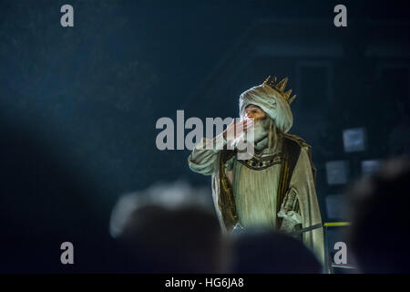 Madrid, Espagne. 5 janvier, 2017. Les gens de Madrid Espagne célèbre la journée des sages avec un défilé dans l'avenue Castellana et de l'avenue Recoletos avec une représentation des trois sages sur les rues de Madrid. Dans l'image melchor team © Alberto Ramírez Sibaja/Alamy Live News Banque D'Images